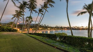 A coastal view with palm trees, a beach, and a body of water. - Napili Lani 320 2BD Luxury with Beach Access (Lahaina)
