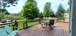 Outdoor dining - The Salisbury House in Empire Close to Beach (Empire)