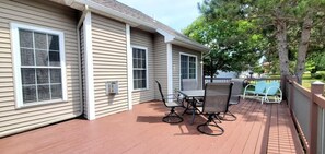 Outdoor dining - The Salisbury House in Empire Close to Beach (Empire)