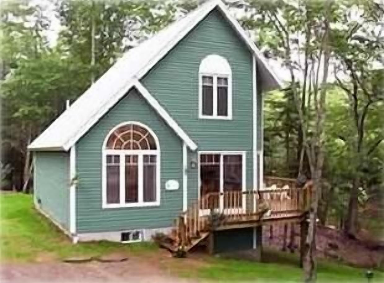  Waterfront Cottage!  2 Bedroom, 2 Bath  **Walk to Town*  1/2 Mile to the Harbor