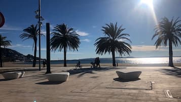 Na praia, espreguiçadeiras