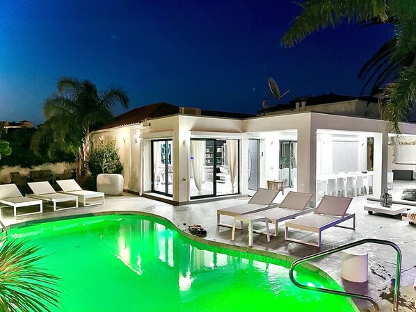 Outdoor pool, a heated pool