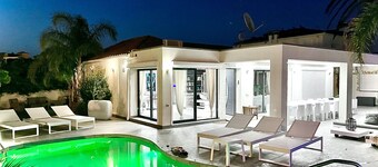 SUPERB VILLA NÆR HAVET - SVØMMEBASSENG - INTERIØR JACCUZI - HAMAM - EKSTRA BÅT