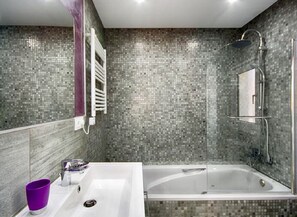 Badewanne, Haartrockner, Handtücher, Toilettenpapier
