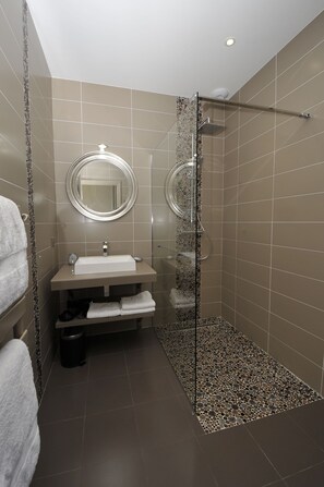 Dusche, Haartrockner, Handtücher, Toilettenpapier