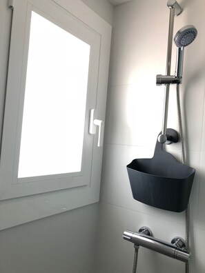 Dusche, Haartrockner, Handtücher, Seife