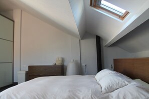 2 habitaciones, tabla de planchar con plancha, wifi y ropa de cama