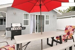 Terrace/patio - New Carlsbad Beach house - Blocks from beach with rare cental Air Conditioning (Carlsbad)