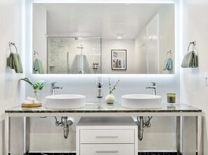 Bathtub, eco-friendly toiletries, hair dryer, towels - Glass Shower Suite | High-Floor City Views (Miami)