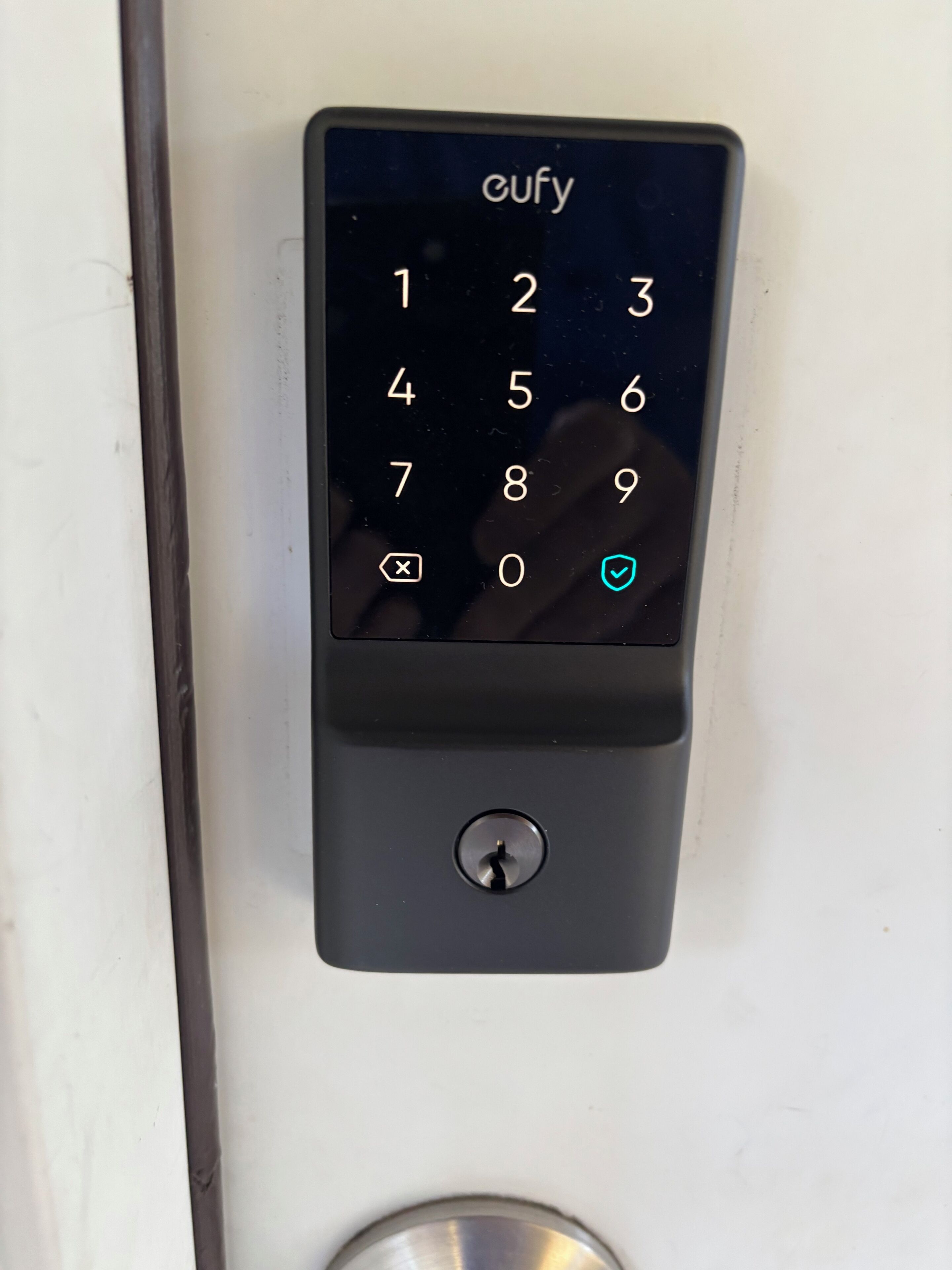 Eine numerische Tastatur mit einem Schloss, mit dem Markennamen 'cufy' auf einer weißen Tür.