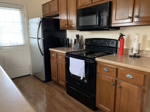 Een koelkast, een microgolfoven, een oven, een kookplaat