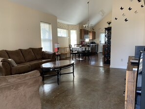 Smart TV, stereo - Discover Oxford Charm, Just A Quick 5-min Drive To University of Mississippi
 (Oxford)