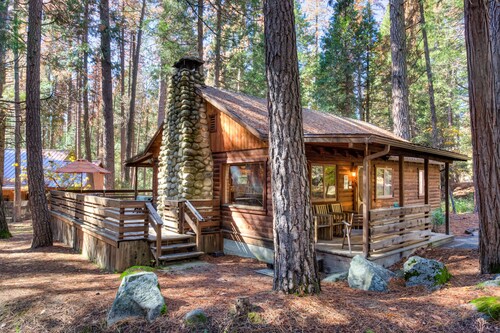 (53) Creekside Cabin at The Redwoods In Yosemite
