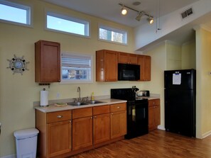 雪櫃、微波爐、焗爐、爐具