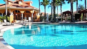 Alberca al aire libre y alberca climatizada