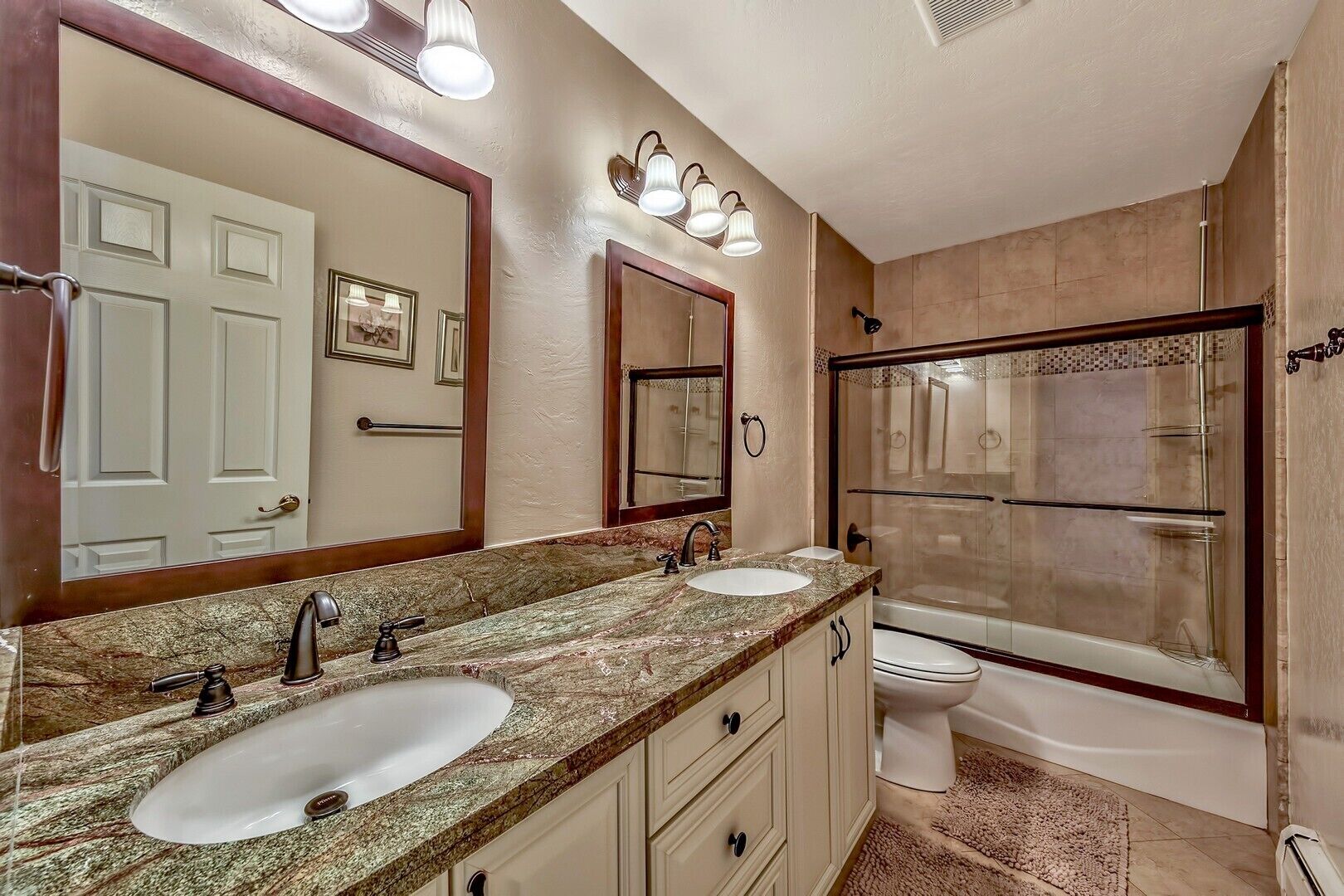 Large Mountain Home Close to Casinos & Beaches, Hot Tub, Pool Table