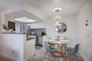 Dining - Fantastic Strip view walking distance 2br2b condo (Las Vegas)
