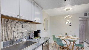 Private kitchen - Fantastic Strip view walking distance 2br2b condo (Las Vegas)