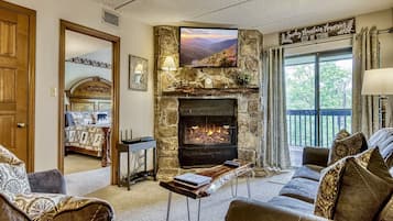 Televisión, chimenea y futbolito