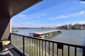 Blick auf das Wasser vom Balkon aus, mit Anlegesteg und Booten.