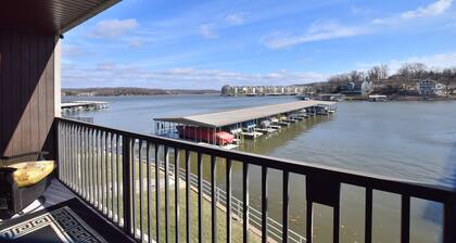 Beautiful! 1 Bd/1Ba -Slps 4- On the Water! 2 Steps to Unit! Wifi