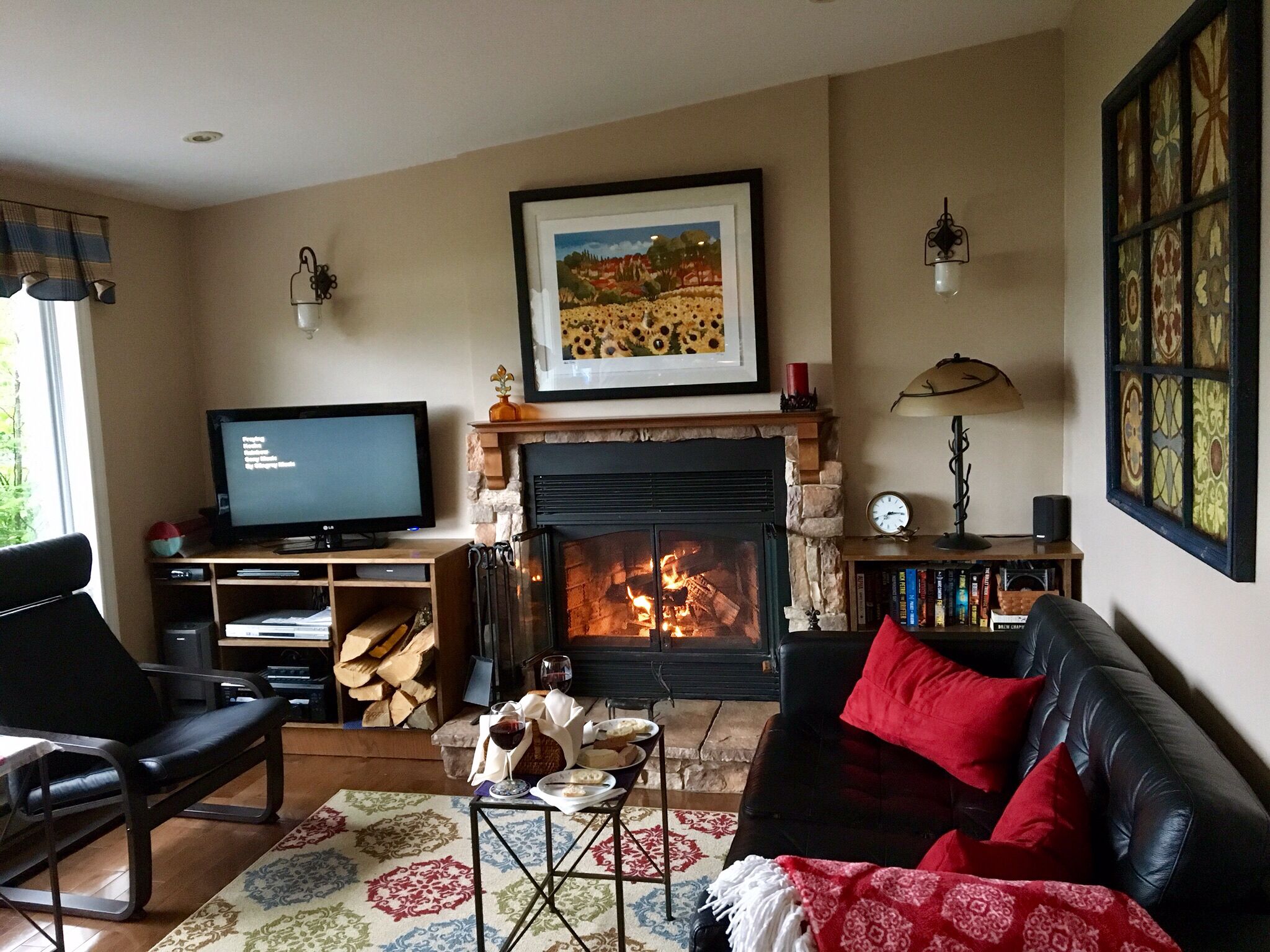 Cozy Lakefront cottage with breathtaking views of lake and mountains