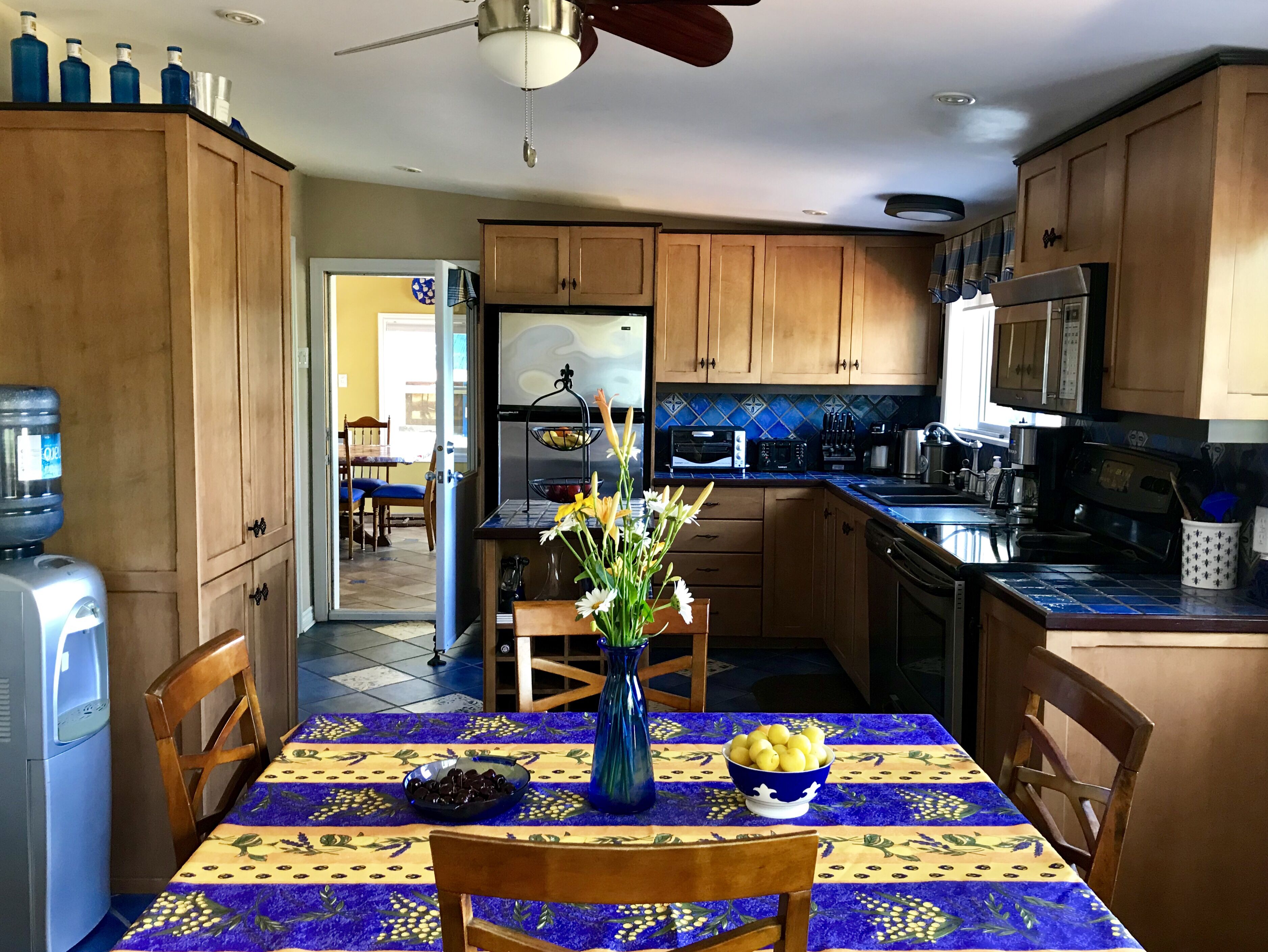 Cozy Lakefront cottage with breathtaking views of lake and mountains