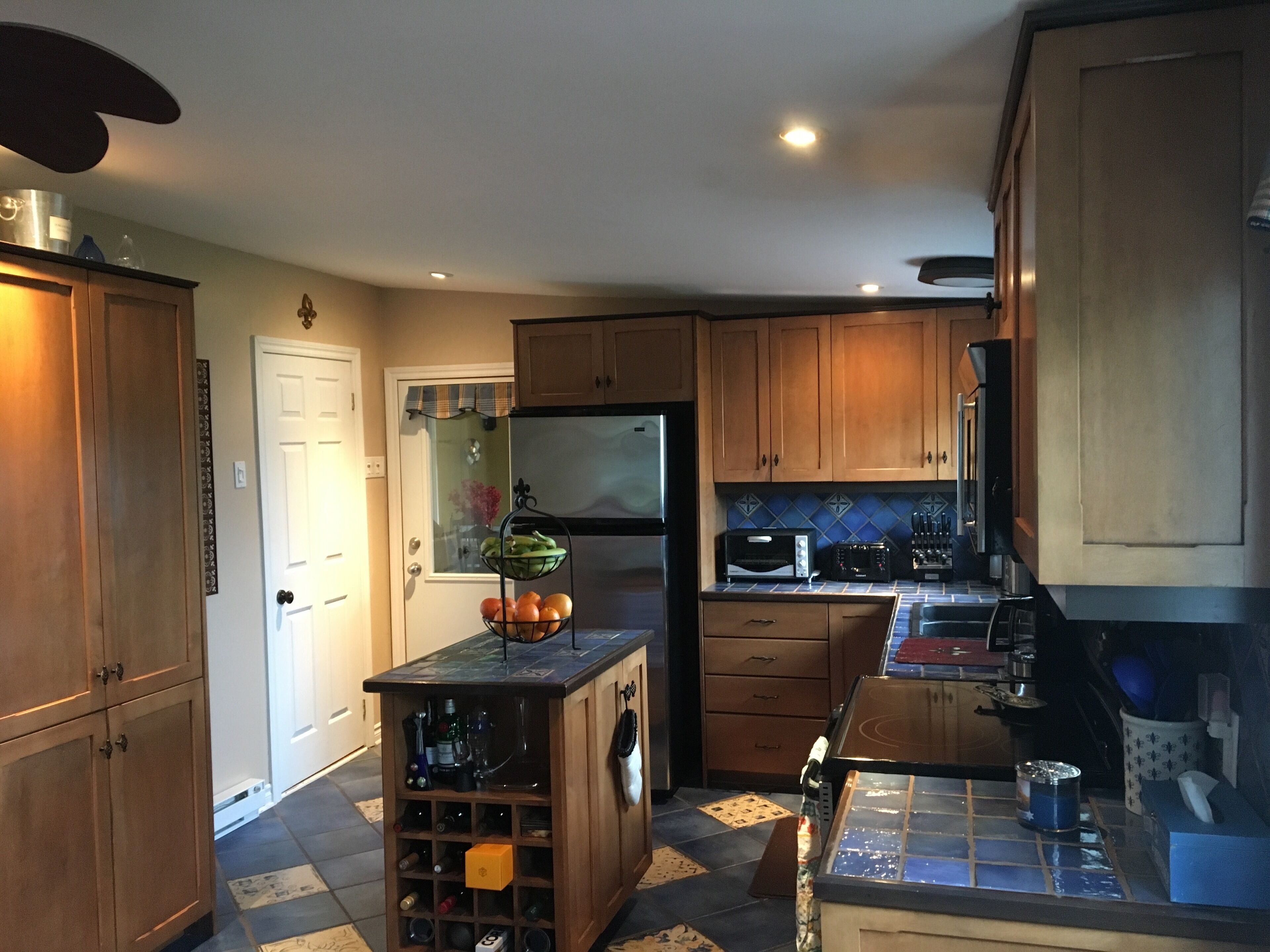 Cozy Lakefront cottage with breathtaking views of lake and mountains