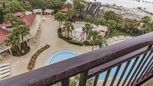 Ein Resort mit Pool, Palmen, Zugang zum Strand und Meerblick.