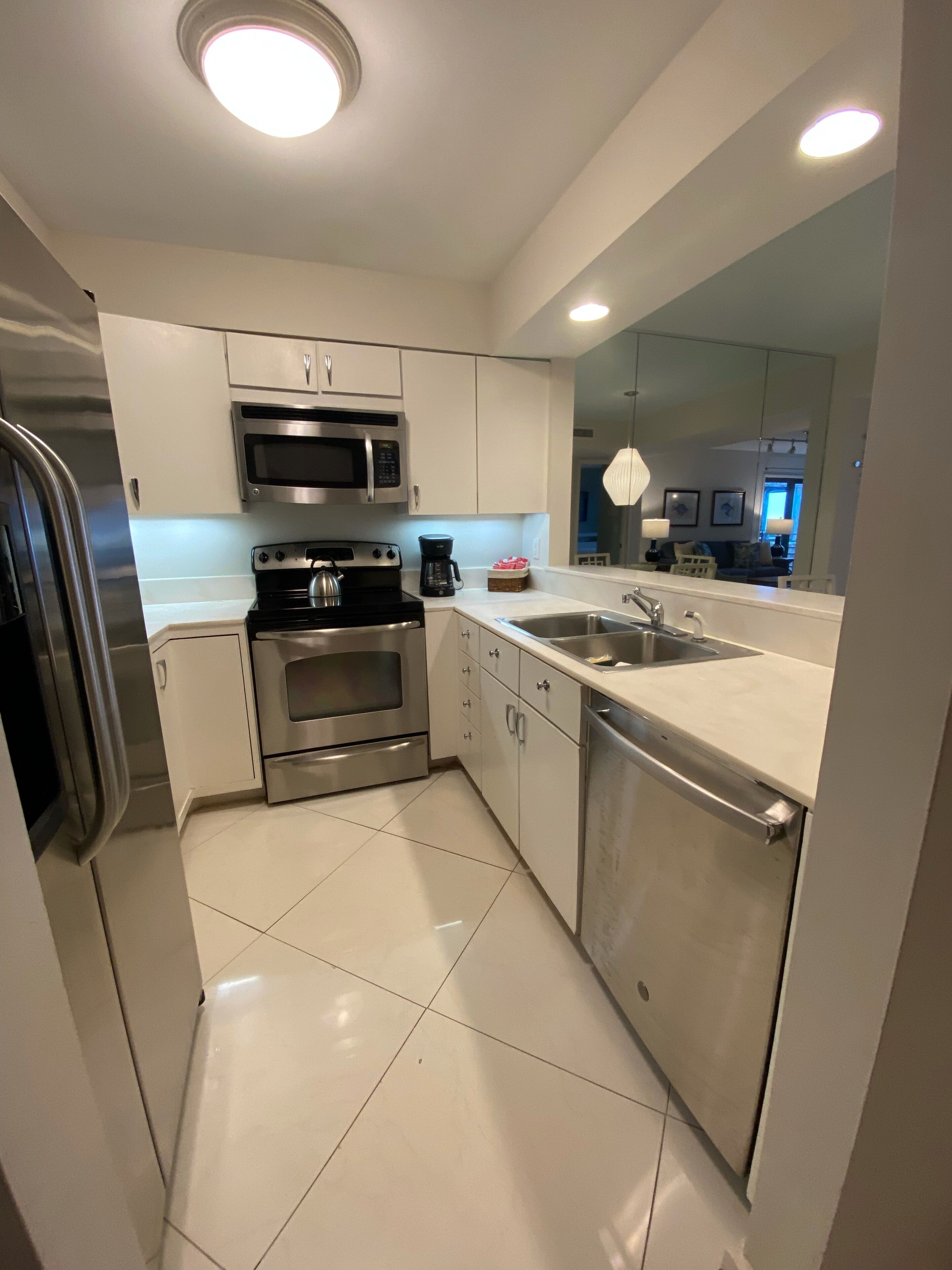 Luxury Oceanfront Condo, with Resort pool and amenity access!!