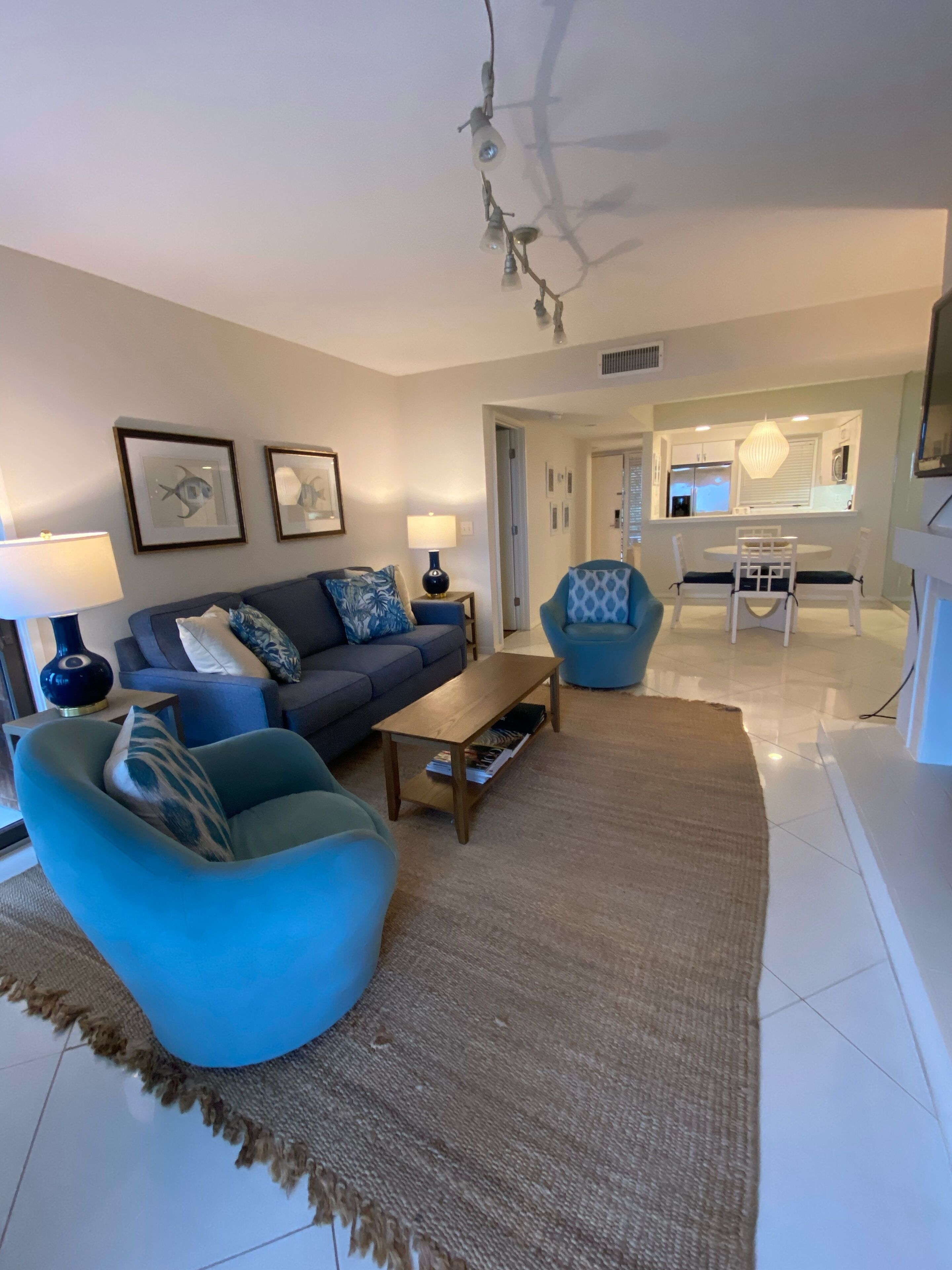 Luxury Oceanfront Condo, with Resort pool and amenity access!!