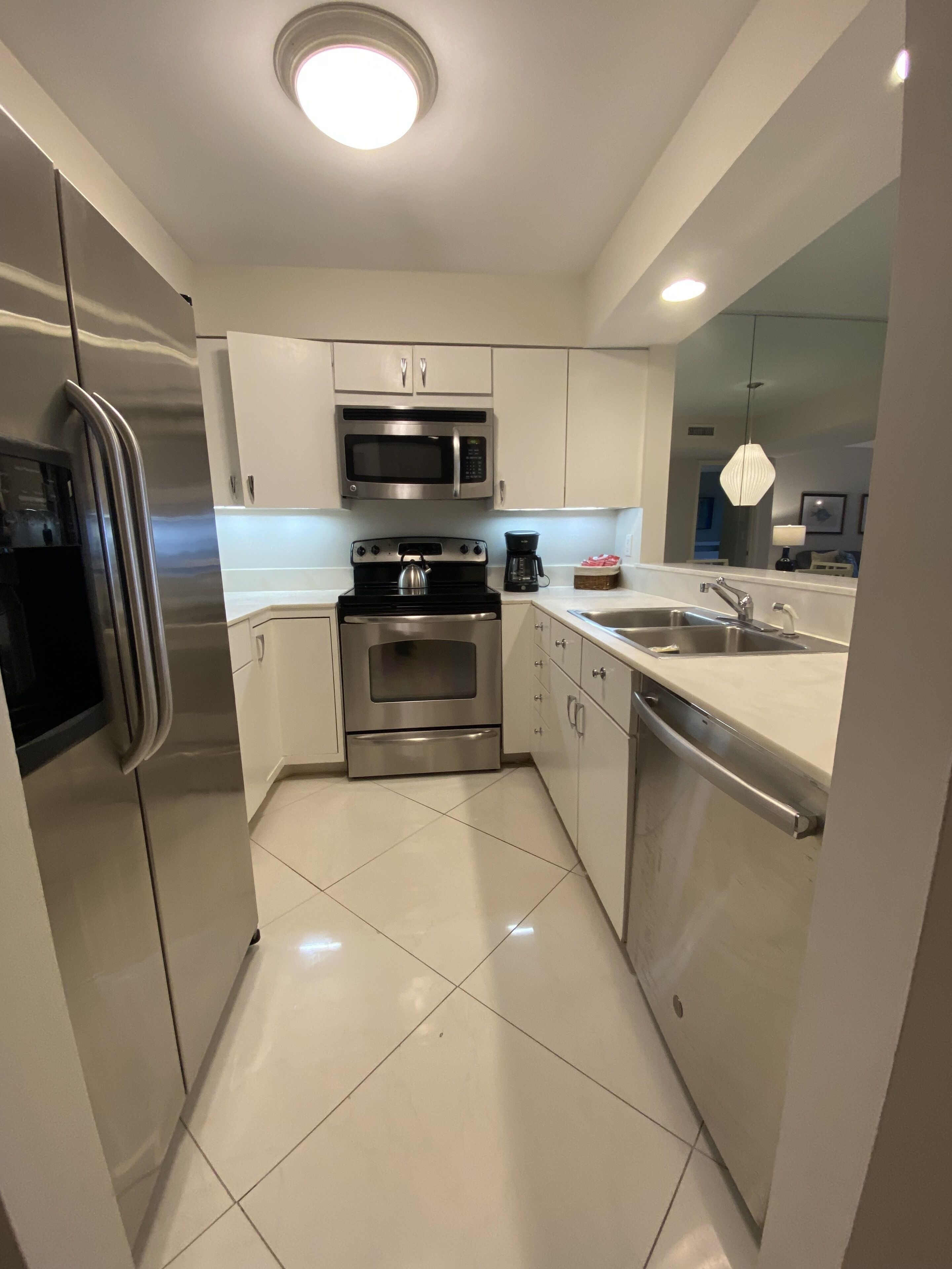 Luxury Oceanfront Condo, with Resort pool and amenity access!!