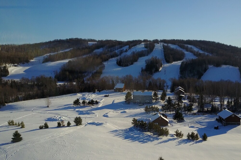 Lowest Price, Cleanest Rooms, Walk to Big Snow Resort's Indianhead Mtn