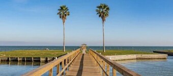 Katz Kozy Condo Poolside & Steps Away From Pier Townhouse Style 2BR/2BA