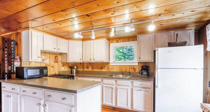 Classic Boathouse - 2BD Waterfront Cottage - Dock & Float Access