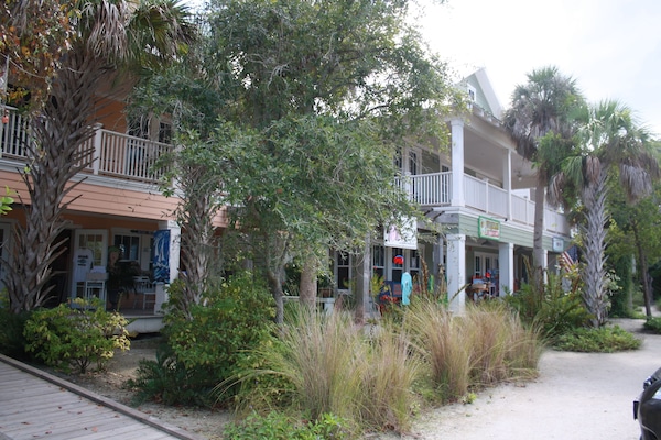 Pine Ave is full of shops and restaurants.