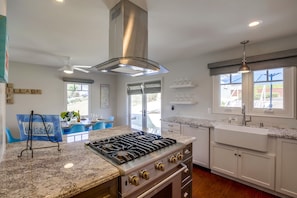 Refrigerador, microondas, placa de cocina, lavavajillas