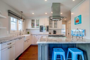 Kjøleskap, mikrobølgeovn, kokeplater og oppvaskmaskin