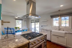 Køleskab, mikrobølgeovn, kogeplade, opvaskemaskine