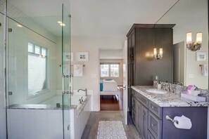 Baignoire, séchoir à cheveux, serviettes fournies, shampooing