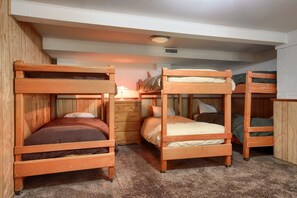 5 bedrooms, iron/ironing board, internet, bed sheets
