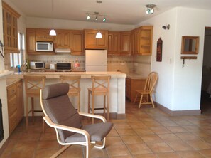 ثلاجة، ميكروويف، فرن، موقد طهي مسطح