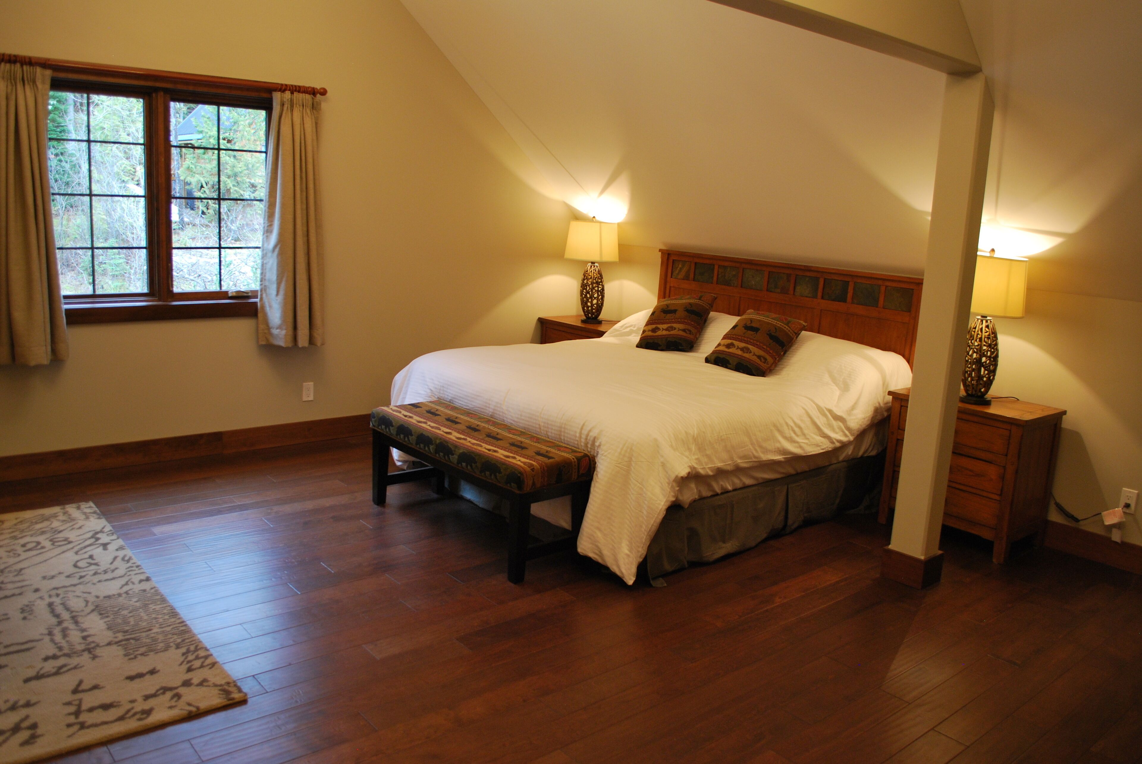 A beautifully furnished luxury vacation home in its own grounds on the ski hill