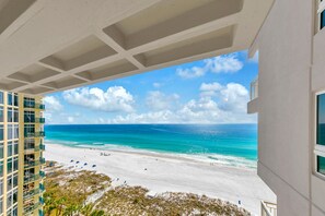 Un hotel de gran altura con balcón con vistas a la playa.