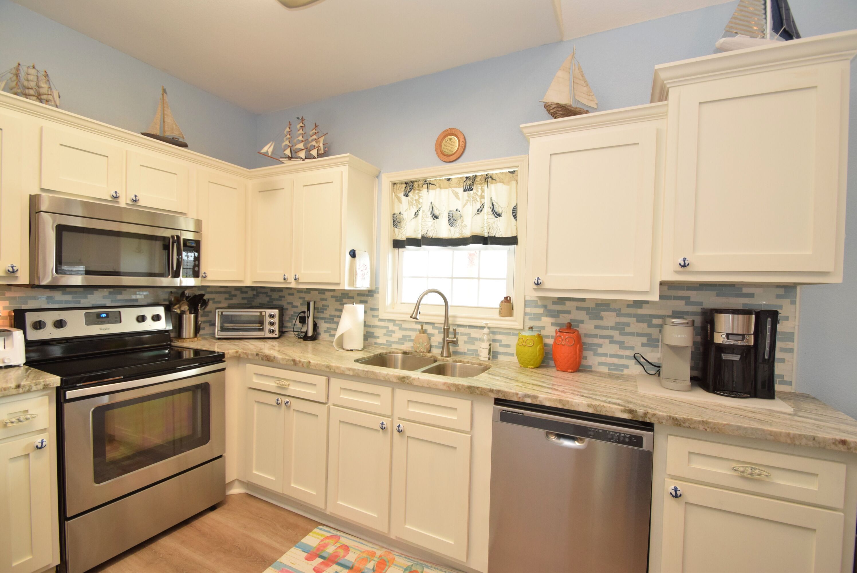 3 bedroom 2 bath *close to the beach *open floor plan