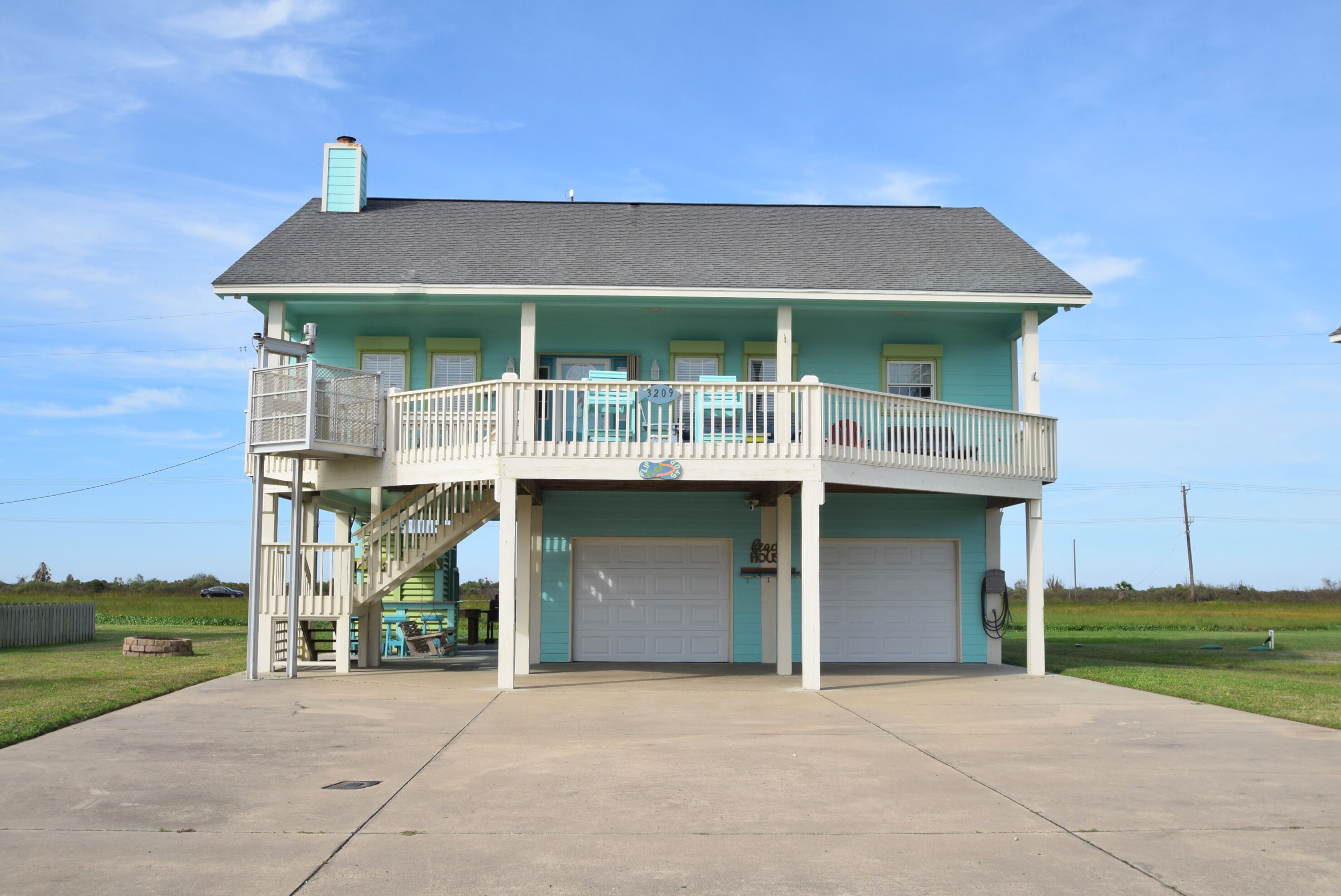 3 bedroom 2 bath *close to the beach *open floor plan
