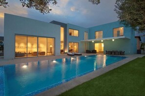 Outdoor pool - Luxurious villa with fenced swimming pool in the Caesarea Golf area  (Caesarea)