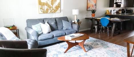 Smart-TV, DVD-Player, Bücher, Musikbibliothek