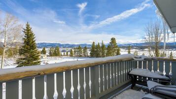 Ein Balkon mit Blick auf schneebedeckte Berge und einen klaren Himmel.