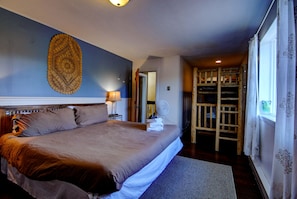 11 Schlafzimmer, Schreibtisch, Bügeleisen/Bügelbrett, Reisekinderbett